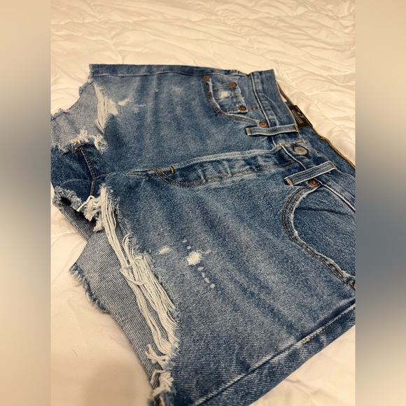 Levi’s 501 Shorts - High Rise, Fitted Through Hip - medium wash - Picture 3 of 10